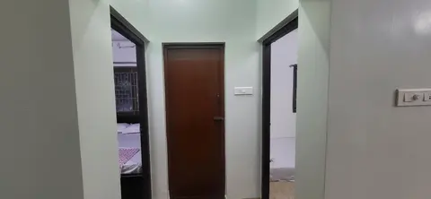 Passage with doors to the bedrooms and the toilet